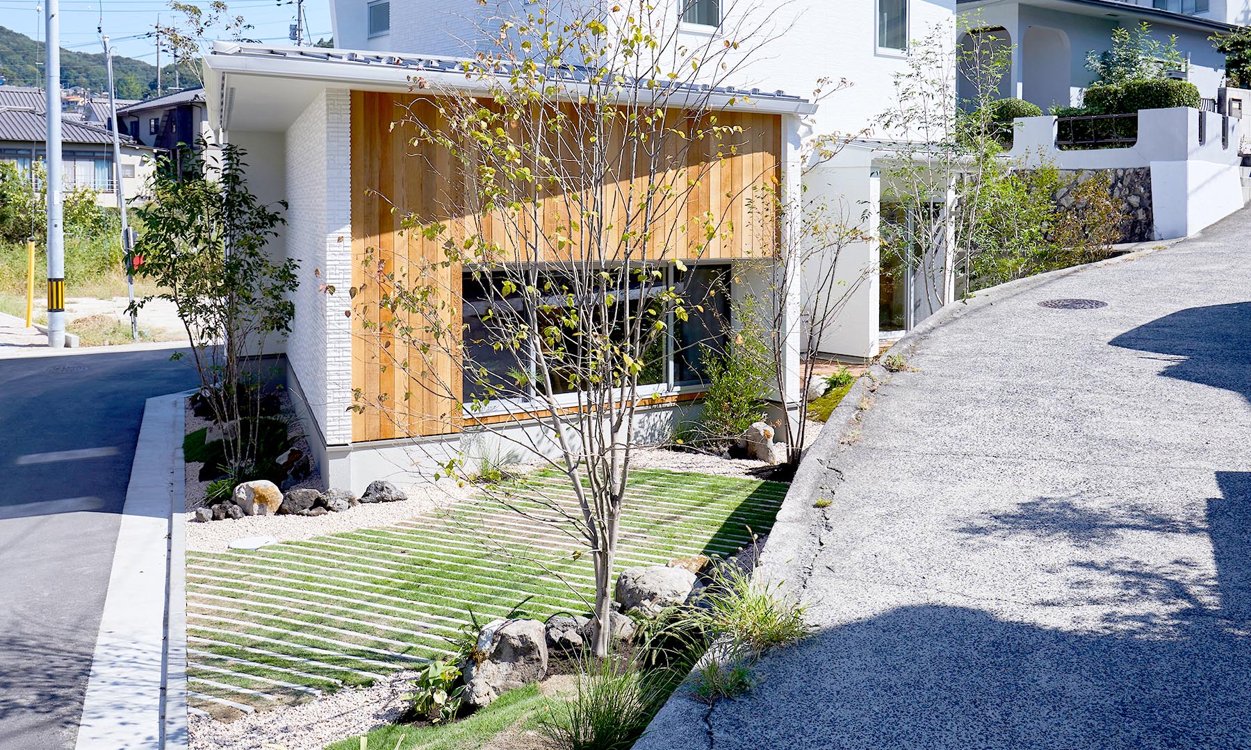 タイルと芝で庭風の駐車スペースに 施工事例 Greenseek 東広島の庭 外構 エクステリア専門店